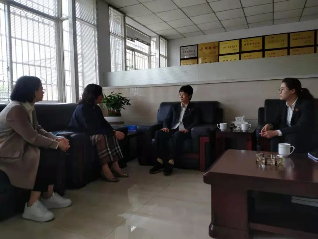 Sudca na plný úväzok Zheng Yuqing a prezident ľudového súdu v Shengzhou Du Hangli prišli do našej spoločnosti, aby viedli našu prácu