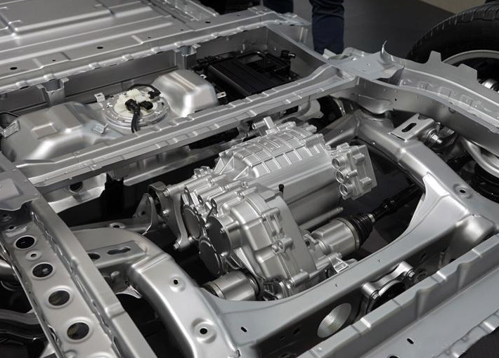 Stator motora generátora elektrického vozidla a jadro rotora