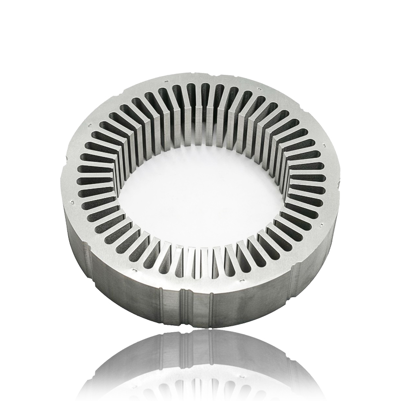 Ako ovplyvňuje geometria zubov a drážok v statore motora generátora a jadre rotora distribúciu magnetického toku a výstup krútiaceho momentu?