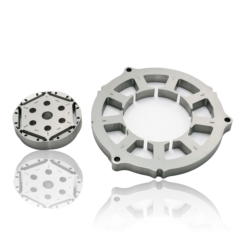 Ako ovplyvňuje hrúbka a stohovací faktor laminácií v jadre statora motora energetickú účinnosť, straty vírivými prúdmi a hladinu prevádzkového hluku?